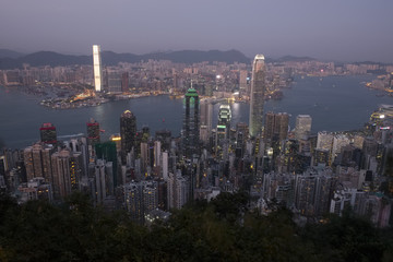 Fototapeta premium Une vue sur les grattes-ciels de Hong Kong pendant le couché de soleil