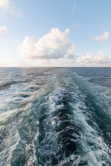 Heckwelle von einem Kreuzfahrtschiff
