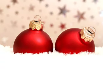 Foto auf Acrylglas Twee rode kerstballen met sterren op de achtergrond © Hennie36