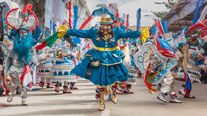 Oruro-carnaval in Bolivia met gemaskerde danseres tijdens processie