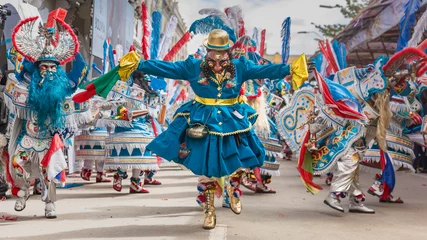 Fotobehang Oruro-carnaval in Bolivia met gemaskerde danseres tijdens processie © Agata Kadar