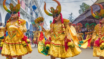 Fotobehang Oruro-carnaval in Bolivia met gemaskerde danseres tijdens processie © Agata Kadar
