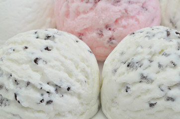 Stracciatella Eis, Vanille Eis und Erdbeer Eis / Stracciatella Eis, Vanille Eis und Erdbeer Eis, Nahaufnahme, Makro, extrem, Format füllend