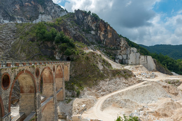 Fototapeta na wymiar Brücke in Carrara - Steinbrüche und Marmor