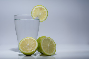 Erfrischung bei warmen Temperaturen mit Wasser und frischen Zitronen