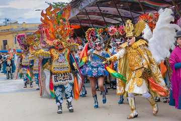 Oruro-carnaval in Bolivia met gemaskerde danseres tijdens processie