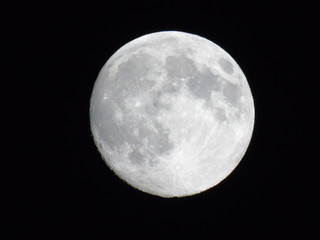 Obraz premium Niesamowita pełnia księżyca nad Genową w zimowe dni