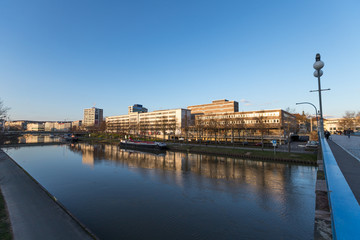 Obraz premium Die Saar in Saarbrücken im Sonnenuntergang