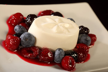 cream cake with fruits