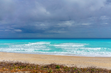 Fototapeta na wymiar Perfect Caribbean empty beach with azure sea