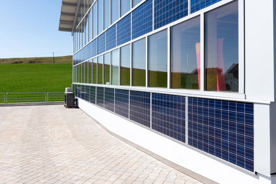 Solarfassade an Firmengeb&auml;ude