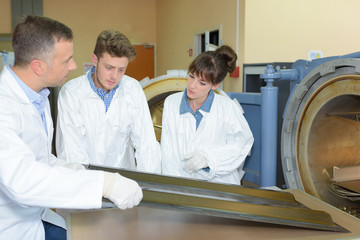 Obraz premium teacher with students in workshop