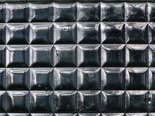 Cuadrados metálicos grises con brillo.