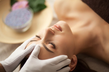 Obraz na płótnie Canvas Spa. Beautiful Young Woman Getting a Face Treatment at Beauty Salon.