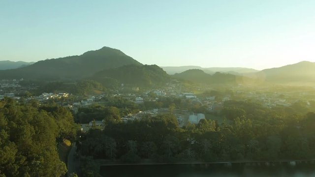 ces azul com montanhas