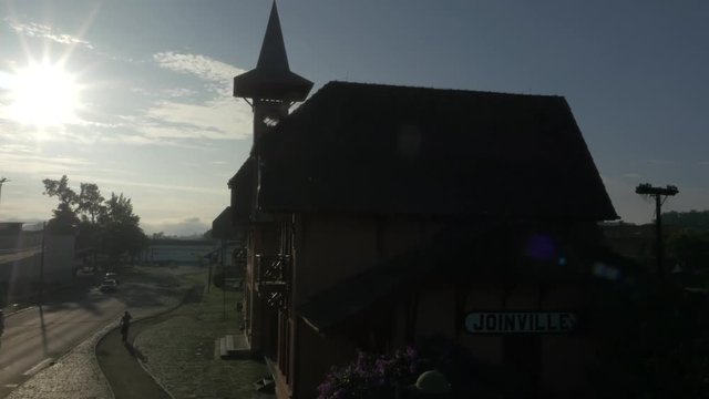 a estacao de trem no nascer do sol