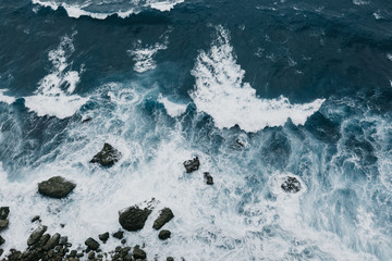 Blue ocean and foaming tides