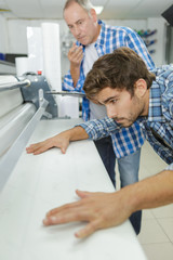 Obraz premium young manworking in print factory