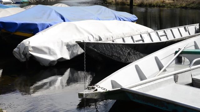 tipiche barche del fiume anttraccate alla riva con catene e funi in una giornata di inverno