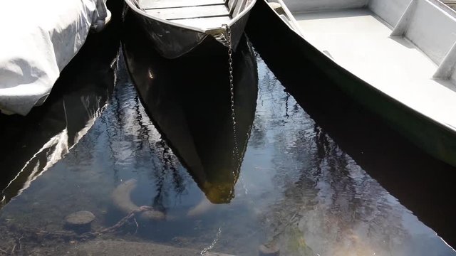 tipiche barche del fiume anttraccate alla riva con catene e funi in una giornata di inverno