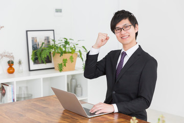 Naklejka premium パソコンを見る男性 ビジネス