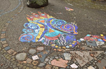 Mozaika na chodniku w parku © Marta