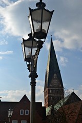 Latarnia uliczna i wieża kościoła z zegarem, Luneburg, Niemcy
