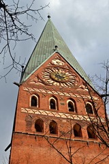 Ceglana wieża kościoła z zegarem, Luneburg, Niemcy