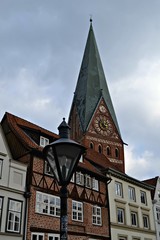 Fototapeta na wymiar Ceglana wieża kościoła z zegarem, Luneburg, Niemcy