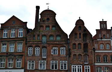 Fototapeta na wymiar stare kamienice na rynku w Luneburgu, Niemcy