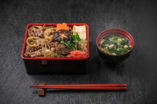 和牛肉ですきやき　Tasty sukiyaki Japanese cuisine 