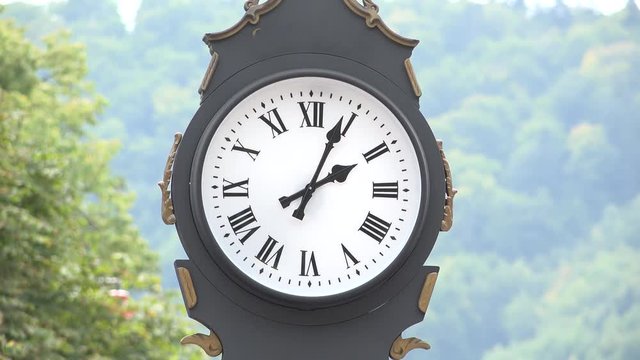Needles motion of big clock in the mountain town 