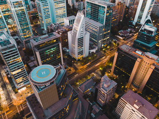 Fototapeta premium Cityscape and a beautiful skyline at dawn