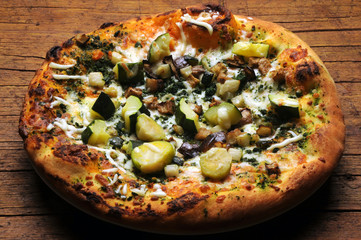 Pizza ortolana mit gemüse with vegetables alle verdure 野菜入りピザ البيتزا مع الخضار vegetariana
