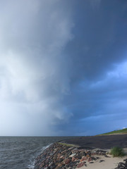 Gewitterwolke bei einem starken Unwetter am Deich von F&ouml;hr