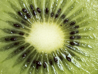 Nahaufnahme einer halbierten Kiwi