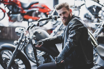 Fototapeta na wymiar Man in motorcycle shop