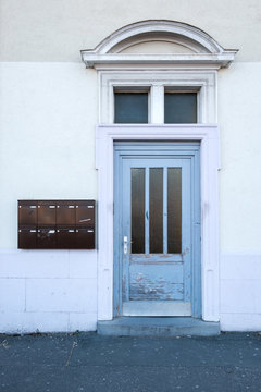 alte blaue Holtzür mit Glaseinsatz Hauseingang