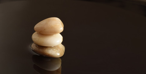 Steine balansieren im Wasser