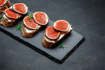 Bruschetta with blue cheese and fresh figs