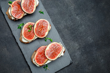Bruschetta with blue cheese and fresh figs