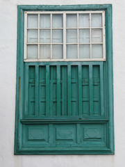Fototapeta na wymiar grünes Sprossenfenster