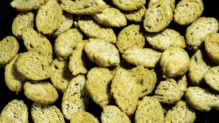 хрустящие сухарики к пиву, на чёрном фоне