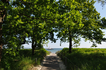 Ausflugsschiff an der Seebrücke, Fahrrad am Strand, Binz, Rügen