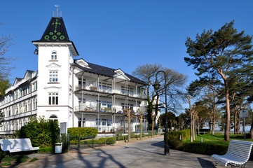 Fototapeta na wymiar Bäderarchitektur - Strandpromenade Binz