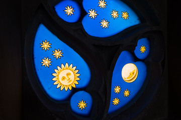 blaues leuchtende Fenster mit Sonne, Mond und Sterne als Nahaufnahme