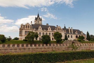 Fototapeta na wymiar Grafenegg romantisches Historismus Schloss mit großen Schlosspark in Österreich