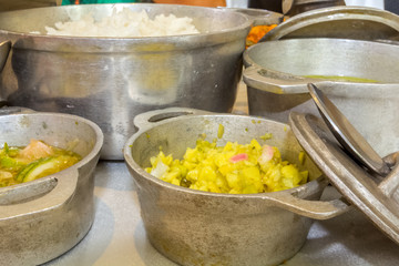  repas créole servi dans de petites marmites, île de la Réunion