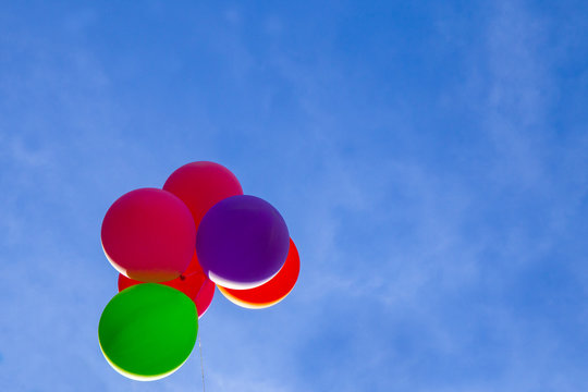 Globos multicolores en el cielo
