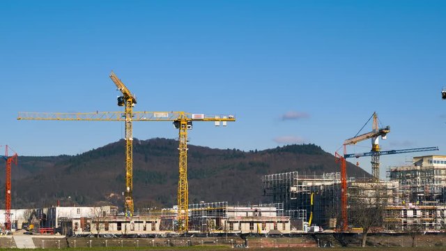 Zeitraffer Video von gro&szlig;er Baustelle mit mehreren gesch&auml;ftigen Kr&auml;nen